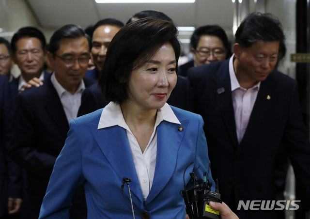 【서울=뉴시스】 박영태 기자 = 자유한국당 나경원 원내대표가 28일 서울 여의도 국회에서 열린 의원총회를 끝내고 밝게 웃으며 취재진의 질문에 답변하고 있다. 2019.06.28.since1999@newsis.com