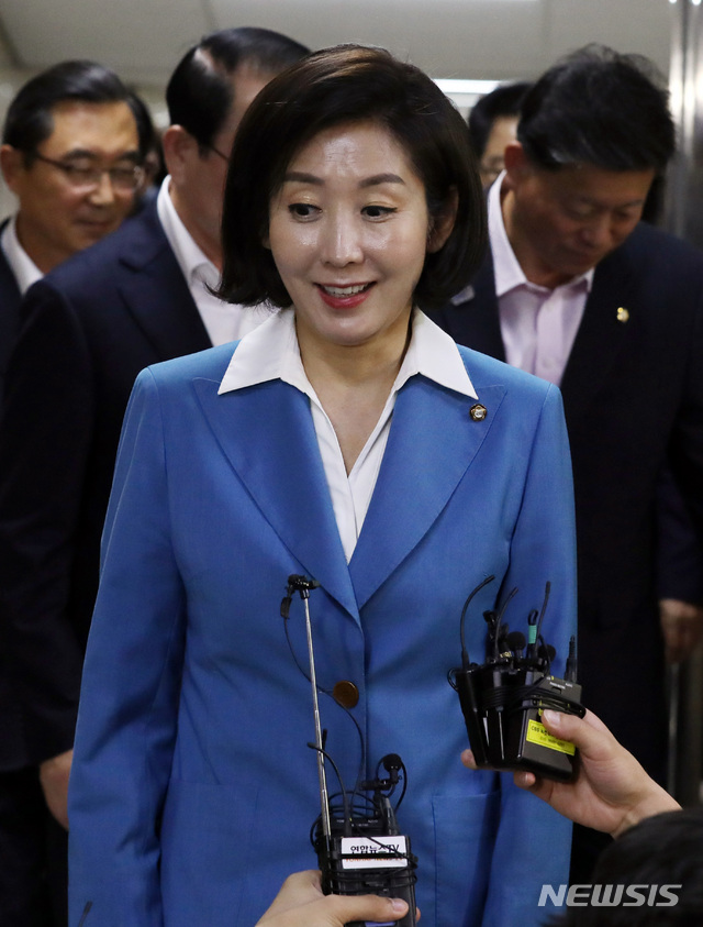 【서울=뉴시스】 박영태 기자 = 자유한국당 나경원 원내대표가 28일 서울 여의도 국회에서 열린 의원총회를 끝내고 밝게 웃으며 취재진의 질문에 답변하고 있다. 2019.06.28.since1999@newsis.com