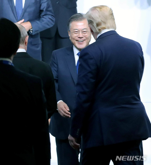 【오사카(일본)=뉴시스】박진희 기자 = 문재인 대통령이 28일 일본 오사카 국제컨벤션센터 인텍스오사카에서 열린 G20 정상회의에서 각국 정상들과 기념촬영하기 전 트럼프 대통령과 인사하고 있다. 2019.06.28. pak7130@newsis.com