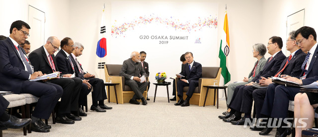【오사카(일본)=뉴시스】전신 기자 = 문재인 대통령이 28일 일본 오사카 국제컨벤션센터 인텍스오사카에서 나렌드라 모디 인도 총리와 정상회담을 하고 있다. 2019.06.28.&nbsp; photo1006@newsis.com 