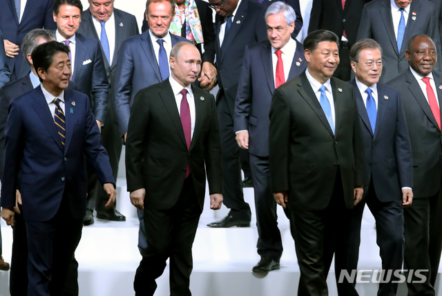 【오사카(일본)=뉴시스】박진희 기자 = 문재인 대통령이 28일 오전 인텍스 오사카에서 열린 G20 정상회의 공식환영식에서 각국 정상들과 기념촬영을 마치고 이동하고 있다. 왼쪽으로 시진핑 중국 국가주석, 푸틴 러시아 대통령, 아베 일본 총리가 함께 이동하고 있다. 2019.06.28. pak7130@newsis.com