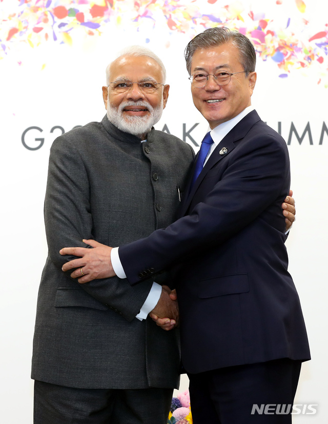 【오사카(일본)=뉴시스】전신 기자 = 문재인 대통령이 28일 일본 오사카 국제컨벤션센터 인텍스오사카에서 나렌드라 모디 인도 총리와 정상회담 전 기념촬영을 하고 있다. 2019.06.28. photo1006@newsis.com