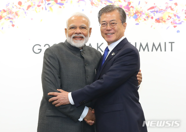 【오사카(일본)=뉴시스】전신 기자 = 문재인 대통령이 28일 일본 오사카 국제컨벤션센터 인텍스오사카에서 나렌드라 모디 인도 총리와 정상회담 전 기념촬영을 하고 있다. 2019.06.28. photo1006@newsis.com