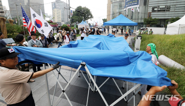 【서울=뉴시스】 고범준 기자 = 28일 우리공화당(구 대한애국당)이 서울 종로구 광화문광장에 설치된 천막을 철거 한 뒤 파이낸스빌딩 인근 청계광장 앞에서 천막을 옮겨 설치하고 있다. 2019.06.28. bjko@newsis.com