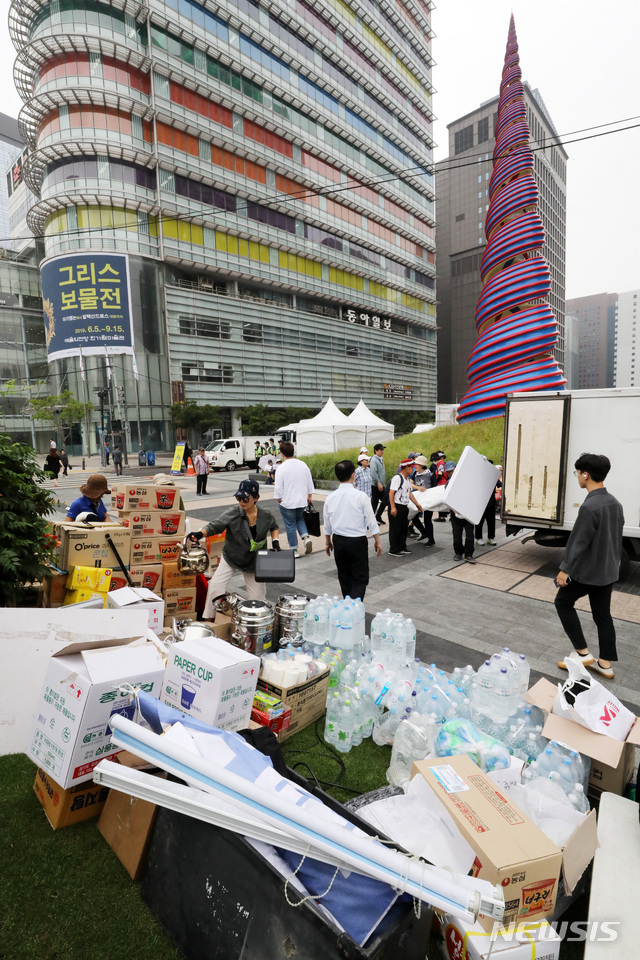 【서울=뉴시스】 고범준 기자 = 28일 우리공화당(구 대한애국당)이 서울 종로구 광화문 광장에 설치된 천막을 철거 한 뒤 파이낸스빌딩 인근 청계광장 앞에서 천막을 옮겨 설치하기 전 짐을 나르고 있다. 2019.06.28. bjko@newsis.com