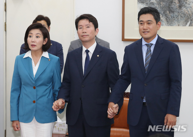 【서울=뉴시스】고승민 기자 = 더불어민주당 이인영, 자유한국당 나경원, 바른미래당 오신환 원내대표가 28일 서울 여의도 국회 운영위원장실에서 회동을 마친 뒤 본회의 관련 원포인트 합의문을 발표하고 손을 잡고 있다. 2019.06.28. kkssmm99@newsis.com