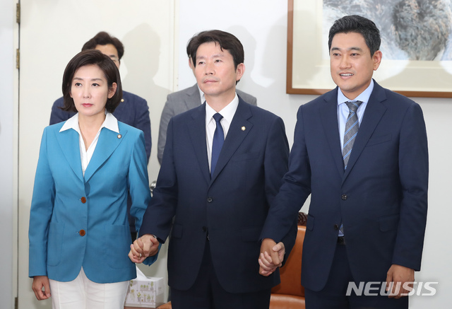 【서울=뉴시스】고승민 기자 = 더불어민주당 이인영, 자유한국당 나경원, 바른미래당 오신환 원내대표가 28일 서울 여의도 국회 운영위원장실에서 회동을 마친 뒤 본회의 관련 원포인트 합의문을 발표하고 손을 잡고 있다. 2019.06.28.kkssmm99@newsis.com