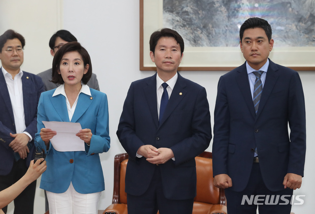 【서울=뉴시스】고승민 기자 = 더불어민주당 이인영, 자유한국당 나경원, 바른미래당 오신환 원내대표가 28일 서울 여의도 국회 운영위원장실에서 회동을 마친 뒤 본회의 관련 원포인트 합의문을 발표하고 있다. 2019.06.28. kkssmm99@newsis.com