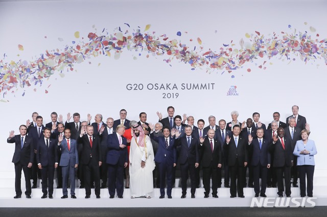 【오사카(일본)=뉴시스】박진희 기자 = 문재인 대통령이 28일 오전 인텍스 오사카에서 열린 G20 정상회의 공식환영식에서 각국 정상들과 기념촬영을 하고 있다. 브라질 자이르 보우소나루 (앞줄 왼쪽부터) 대통령, 프랑스 에마뉘엘 마크롱 대통령, 인도네시아 조코 위도도 대통령, 터키 레제프 타이이프 에르도안 대통령, 미국 도널드 트럼프 대통령, 사우디아라비아 무함마드 빈 살만 왕세자, 일본 아베 신조 총리, 아르헨티나 마우리시오 마크리 대통령, 러시아 블라디미르 푸틴 대통령, 중국 시진핑 국가주석, 문재인 대통령, 남아프리카공화국 시릴 라마포사 대통령, 독일 앙겔라 메르켈 총리. 스페인 페드로 산체스 (가운데줄 왼쪽부터) 총리, 이집트 압델 파타 엘시시 대통령, 장클로드 융커 유럽연합 집행위원장, 호주 스콧 모리슨 총리, 영국 테레사 메이 총리, 인도 나렌드라 모디 총리, 캐나다 쥐스탱 트뤼도 총리, 이탈리아 주세페 콘테 총리, 도날드 투스크 유럽연합 정상회의 상임의장, 세네갈 마키 살 대통령(NEPAD의장국), 칠레 세바스티안 피녜라 대통령(APEC의장국), 싱가포르 리센룽 총리. 금융안정위원회(FSB) 랜달 퀄스 (윗줄 왼쪽부터) 의장, 세계무역기구(WTO) 호베르투 아제베두 사무총장, 국제노동기구(ILO) 가이 라이더 사무총장, 경제협력개발기구(OECD) 앙헬 구리아 사무총장, 멕시코 마르셀로 에브라르드 외교장관, 태국 쁘라윳 짠오차 총리(ASEAN 의장국), 네덜란드 마르크 뤼테 총리, 베트남 응웬 쑤언 푹 총리, 국제연합(UN) 안토니우 구테흐스 사무총장, 국제통화기금(IMF) 크리스틴 라가르드 총재, 아시아개발은행 (ADB) 타케히코 나카오 총재, 세계보건기구(WHO) 테드로스 아드하놈 게브레예수스 사무총장, 세계은행(WB) 데이비드 맬패스 총재. 2019.06.28. pak7130@newsis.com