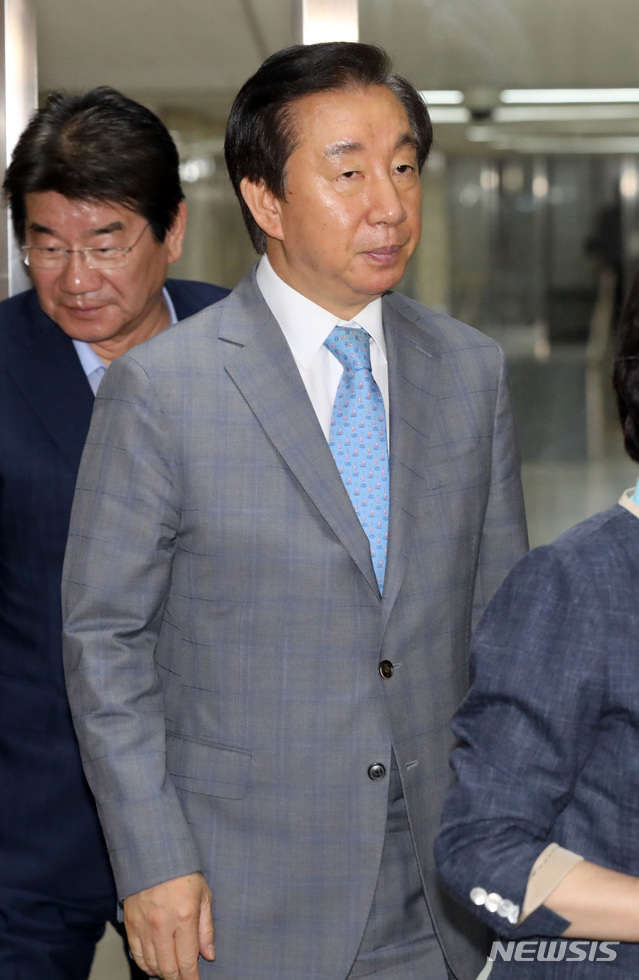 【서울=뉴시스】 박영태 기자 = 자유한국당 김성태 의원이 지난달 28일 오전 서울 여의도 국회에서 열린 의원총회를 끝내고 의총장을 나서고 있다. 2019.06.28.since1999@newsis.com