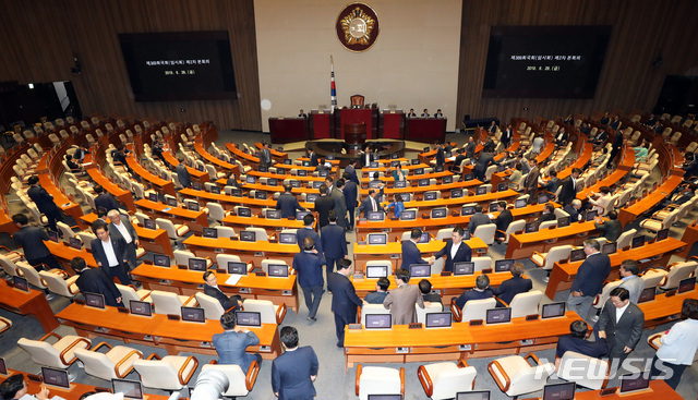 【서울=뉴시스】 박영태 기자 = 28일 오후 서울 여의도 국회에서 열린 제369회 국회(임시회) 제2차 본회의에 여야 의원들이 참석하고 있다. 2019.06.28.since1999@newsis.com