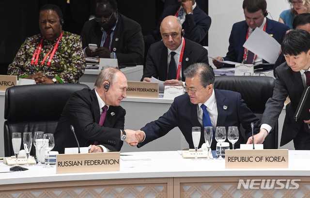 【오사카(일본)=뉴시스】전신 기자 = 문재인 대통령이 28일 오사카 국제컨벤션센터 인텍스오사카에서 세계 경제와 무역ㆍ투자를 주제로 한 G20 정상회의 첫 번째 세션에 참석해 블라디미르 푸틴 러시아 대통령과 악수하고 있다. 2019.06.28. photo1006@newsis.com