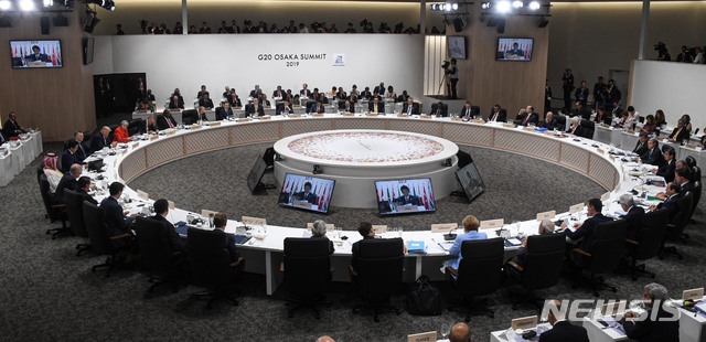 【오사카(일본)=뉴시스】 전신 기자 = 일본 오사카에서 열리고 있는 주요20개국(G20) 정상회의가 본격적으로 일정이 들어갔다. 28일 오후에는 업무오찬을 겸한 G20들이 참석한 가운데 오찬을 겸한 제1세션이 열렸다. 문재인 대통령은 제1세션에서 ‘세계 경제와 무역·투자’를 주제로 발언한다 사진은 아베 총리의 모두발언을 듣는 문대통령의 모습 . 문 대통령은 한-인도 정상회담일정으로 일본 아베총리의 모두발언 중간에 입장했다. 2019.06.28. photo1006@newsis.com