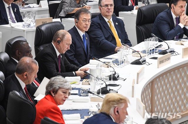 【오사카(일본)=뉴시스】전신 기자 = 문재인 대통령이 28일 오사카 국제컨벤션센터 인텍스오사카에서 세계 경제와 무역ㆍ투자를 주제로 한 G20 정상회의 첫 번째 세션에 참석해 있다. 2019.06.28. photo1006@newsis.com