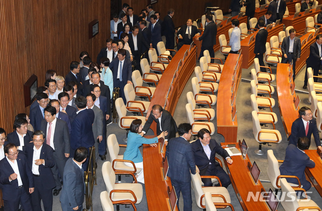 【서울=뉴시스】고승민 기자 = 28일 서울 여의도 국회에서 열린 제369회국회(임시회) 제2차 본회의에서 자유한국당 의원들이 상임위원장 보궐선거 투표를 하기 위해 대기하고 있다. 2019.06.28.kkssmm99@newsis.com