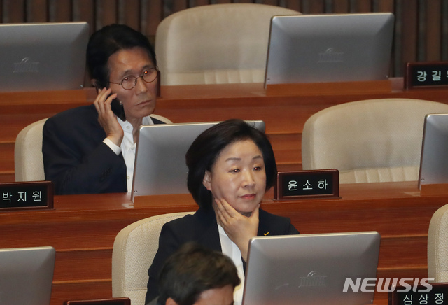 【서울=뉴시스】고승민 기자 = 28일 서울 여의도 국회에서 열린 제369회국회(임시회) 제2차 본회의에서 정의당 심상정 의원(정개특위 위원장)과 윤소하 원내대표가 참석하고 있다. 2019.06.28.kkssmm99@newsis.com