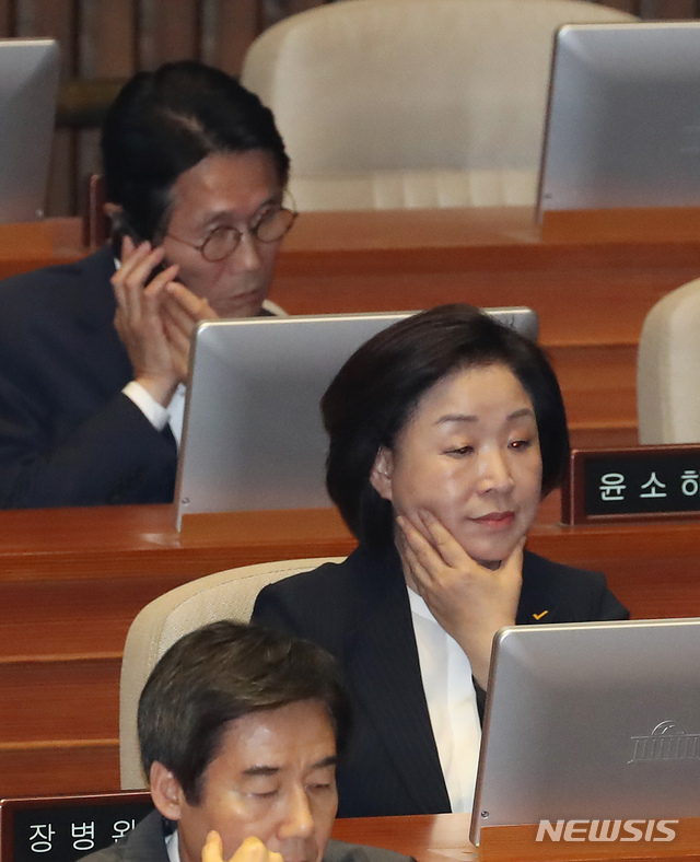 【서울=뉴시스】고승민 기자 = 28일 서울 여의도 국회에서 열린 제369회국회(임시회) 제2차 본회의에서 정의당 심상정 의원(정개특위 위원장)과 윤소하 원내대표가 참석하고 있다. 2019.06.28.kkssmm99@newsis.com