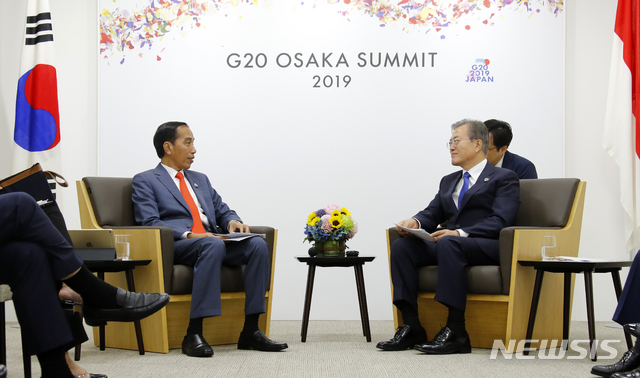 【오사카(일본)=뉴시스】전신 기자 = 문재인 대통령이 28일 오사카 국제컨벤션센터 인텍스 오사카에서 조코 위도도 인도네시아 대통령과 정상회담을 하고 있다. 2019.06.28. photo1006@newsis.com