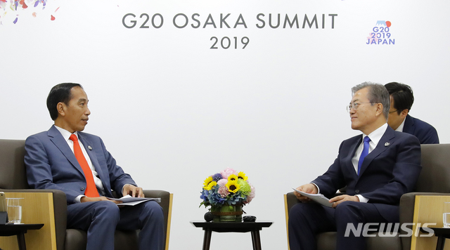 【오사카(일본)=뉴시스】전신 기자 = 문재인 대통령이 28일 오사카 국제컨벤션센터 인텍스 오사카에서 조코 위도도 인도네시아 대통령과 정상회담을 하고 있다. 2019.06.28. photo1006@newsis.com