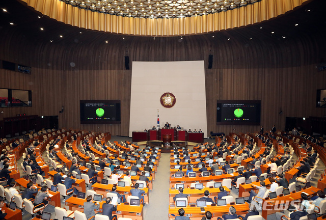 【서울=뉴시스】 박영태 기자 = 28일 오후 서울 여의도 국회에서 열린 제369회 국회(임시회) 제2차 본회의에서 정치개혁 특별위원회 구성 변경 및 활동기간 연장의 건이 가결되고 있다. 2019.06.28.since1999@newsis.com