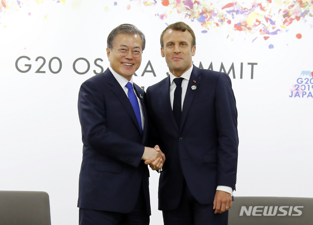 【오사카(일본)=뉴시스】전신 기자 = 문재인 대통령이 28일 오사카 국제컨벤션센터 인텍스오사카에서 에마뉘엘 마크롱 프랑스 대통령과 정상회담에 앞서 악수하고 있다. 2019.06.28. photo1006@newsis.com