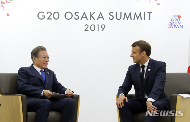 【오사카(일본)=뉴시스】전신 기자 = 문재인 대통령이 28일 오사카 국제컨벤션센터 인텍스오사카에서 에마뉘엘 마크롱 프랑스 대통령과 정상회담을 하고 있다. 2019.06.28. photo1006@newsis.com