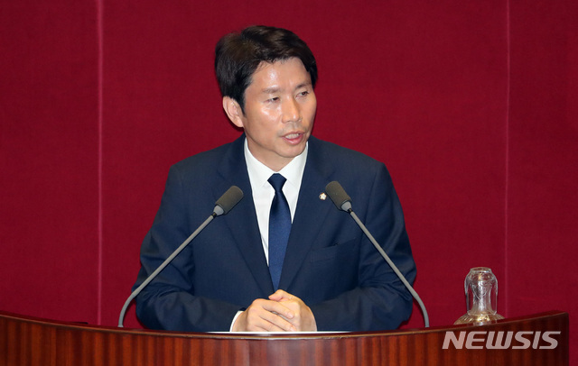 【서울=뉴시스】 박영태 기자 = 28일 오후 서울 여의도 국회에서 열린 제369회 국회(임시회) 제2차 본회의에서 운영위원장으로 선출된 이인영 의원이 인사말을 하고 있다. 2019.06.28. since1999@newsis.com