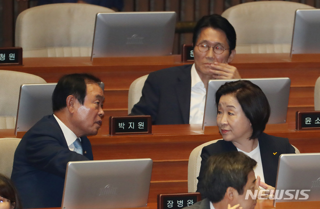 【서울=뉴시스】고승민 기자 = 28일 서울 여의도 국회에서 열린 제369회국회(임시회) 제2차 본회의에서 정의당 심상정 의원(정개특위 위원장)과 윤소하 원내대표, 민주평화당 장병완 의원이 참석하고 있다. 2019.06.28. kkssmm99@newsis.com