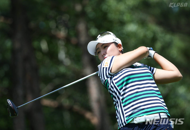 【서울=뉴시스】 추상철 기자 =28일 강원 용평 버치힐GC에서 열린 '맥콜 · 용평리조트 오픈 with SBS Golf' 1R. 김윤교가 티샷을 하고 있다. 2019.06.28. (사진= KLPGA 제공) photo@newsis.com