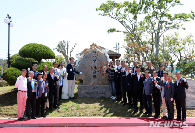 【신안=뉴시스】박상수 기자 = 전남 신안군 하의도에서 28일 박우량 군수 등이 참석한 가운데 '천사상 미술관' 개관식이 열리고 있다. 2019.06.28. (사진=신안군 제공) photo@newsis.com