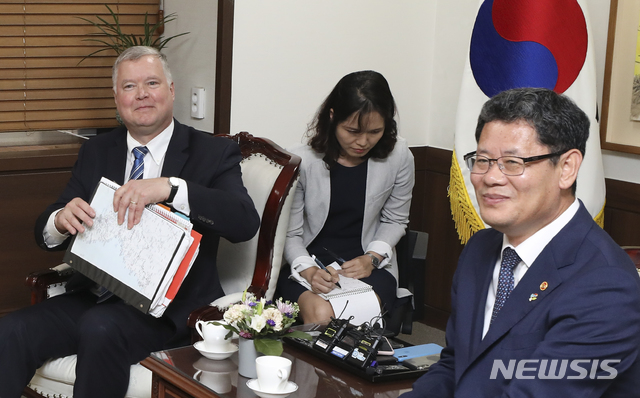 【서울=뉴시스】최진석 기자 = 방한한 스티브 비건(왼쪽) 미국 국무부 특별대표가 28일 오후 서울 종로구 정부서울청사에서 김연철 통일부 장관을 만나 모두발언 뒤 한반도 지도가 그려진 파일을 들고 있다. 2019.06.28.myjs@newsis.com