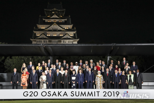 【오사카(일본)=뉴시스】전신 기자 = 문재인 대통령과 부인 김정숙 여사가 28일 오사카 영빈관에서 열린 정상만찬에 앞서 각국 정상 내외와 기념촬영하고 있다. 브라질 자이르 보우소나루(앞줄 왼쪽부터) 대통령, 프랑스 에마뉘엘 마크롱 대통령 내외, 인도네시아 조코 위도도 대통령 내외, 중국 시진핑 국가주석, 러시아 블라디미르 푸틴 대통령, 일본 아베 신조 총리 내외, 미국 트럼프 대통령, 터키 레제프 타이이프 에르도안 대통령 내외, 문재인 대통령 내외, 남아프리카공화국 시릴 라마포사 대통령 내외. 2019.06.28. photo1006@newsis.com