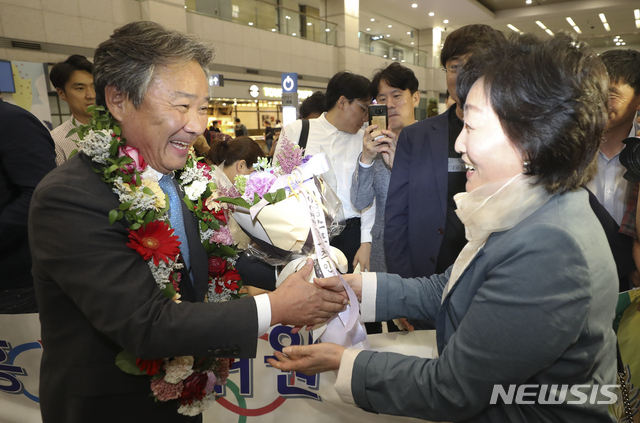 【인천공항=뉴시스】최진석 기자 = 국제올림픽위원회(IOC) 위원으로 선출된 이기흥 대한체육회장이 28일 오후 인천국제공항을 통해 귀국해 관계자들의 축하를 받고 있다.&nbsp; 이 회장은 지난 5월23일 IOC 집행위원회를 통해 국가올림픽위원회(NOC) 자격의 IOC 위원 후보로 추천, 전체 64표 중 과반(32표)를 뛰어 넘는 찬성 57표(반대 5표·기권 2표)를 획득해 IOC 신규 위원이 됐다. 한국인으로는 역대 11번째 IOC 위원이다. 2019.06.28. myjs@newsis.com