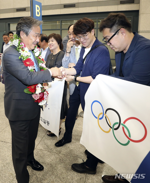 【서울=뉴시스】최진석 기자 = 국제올림픽위원회(IOC) 위원으로 선출된 이기흥 대한체육회장이 28일 오후 인천국제공항을 통해 귀국해 관계자들의 축하를 받고 있다.&nbsp; 이 회장은 지난 5월23일 IOC 집행위원회를 통해 국가올림픽위원회(NOC) 자격의 IOC 위원 후보로 추천, 전체 64표 중 과반(32표)를 뛰어 넘는 찬성 57표(반대 5표·기권 2표)를 획득해 IOC 신규 위원이 됐다. 한국인으로는 역대 11번째 IOC 위원이다. 2019.06.28. myjs@newsis.com
