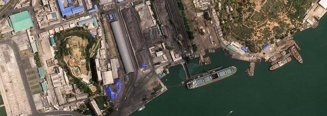 【서울=뉴시스】북한 화물선 태양호가 지난 5월 20일 석탄을 싣고 북한 송림항을 출발해 열흘 후 베트남 인근 통킹만에서 불법 선박 대 선박 환적으로 약 160만 달러(약 18억원)어치의 석탄을 판매한 것으로 보인다고 영국 합동군사연구소(RUSI)가 27일 발표한 보고서에서 주장했다. 사진은 송림항에 있는 태양호(가운데)의 모습을 보여주는 위성사진. <사진출처:RUSI홈페이지> 2019.06.39.&nbsp; 