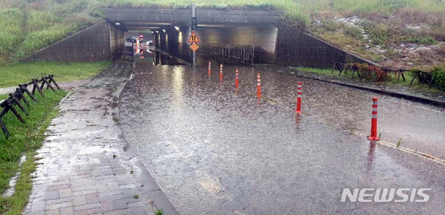 【부산=뉴시스】 장마전선의 영향으로 호우주의보가 발혀된 지난달 29일 부산 사상구 수관교 아래 도로와 인도 등이 침수돼 양 방향 통행을 경찰이 통제하고 있다. 2019.06.29. (사진=부산경찰청 제공)photo@newsis.com 