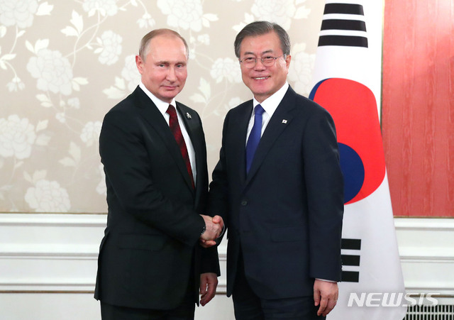 【오사카(일본)=뉴시스】전신 기자 = 문재인 대통령이 2019년 6월 29일 오사카 리가로얄 호텔에서 블라디미르 푸틴 러시아 대통령과 정상회담을 하고 있다. 2019.06.28. photo1006@newsis.com