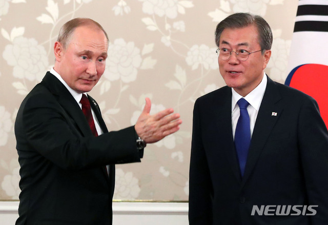 【오사카(일본)=뉴시스】전신 기자 = 문재인 대통령이 29일 일본 오사카 리가로얄 호텔에서 블라디미르 푸틴 러시아 대통령과 정상회담을 하고 있다. 2019.06.28. photo1006@newsis.com