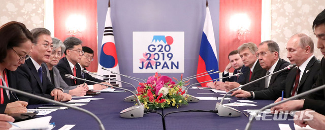 【오사카(일본)=뉴시스】전신 기자 = 문재인 대통령이 29일 오사카 리가로얄 호텔에서 블라디미르 푸틴 러시아 대통령과 정상회담을 하고 있다. 2019.06.28. photo1006@newsis.com