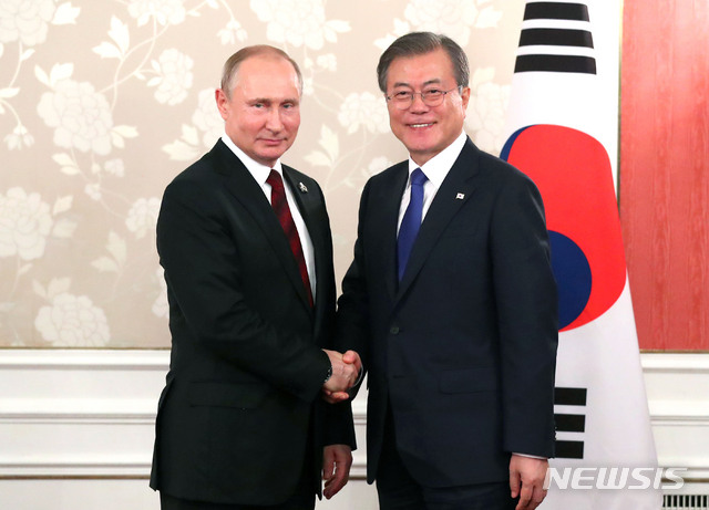 【오사카(일본)=뉴시스】전신 기자 = 문재인 대통령이 29일 오사카 리가로얄 호텔에서 블라디미르 푸틴 러시아 대통령과 정상회담을 하고 있다. 2019.06.28. photo1006@newsis.com