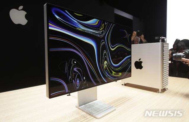 지난 6월3일 미 캘리포니아주 새너제이에서 열린 애플 개발자회의 전시실에 맥프로 컴퓨터가 전시돼 있다. 애플은 미국 텍사스주 오스틴에서 생산해오던 맥프로 컴퓨터를 앞으로 중국에서 생산할 계획이라고 월 스트리ㅌ 트 저널(WSJ)이 28일(현지시간) 보도했다. 2019.6.29