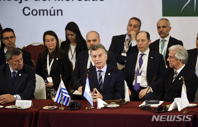 【몬테비데오(우루과이)=AP/뉴시스】지난 2018년 12월18일 남미공동시장(메르코수르) 임시의장으로 선출된 마우리시오 마크리 아르헨티나 대통령(가운데)이 몬테비데오에서 연설하고 있다. 메르코수르와 유럽연합(EU)은 28일 20년 간 계속돼온 양측 간 자유무역협상을 타결지었다. 이로써 8억 인구에 전세계 국내총생산(GDP)의 40%를 차지하고 1000억 달러(115조5500억원)의 교역량을 갖는 단일시장이 탄생하게 됐다. 2019.6.29