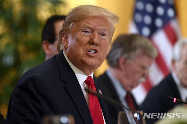 【오사카(일본)=AP/뉴시스】도널드 트럼프 미 대통령이 29일 주요 20개국(G20) 정상회담이 열리고 있는 일본 오사카에서 무함마드 빈 살만 사우디아라비아 왕세자와 조찬을 함께 하고 있다. 트럼프 대통령은 빈 살만 왕세자에게 한국 방문 때 비무장지대(DMZ)를 방문할 예정이며 김정은 북한 국무위원장이 나온다면 2분간 만날 것이라고 말했다. 2019.6.29