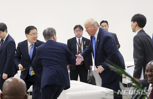 【오사카(일본)=뉴시스】전신 기자 = 문재인 대통령이 29일 오사카 국제컨벤션센터 인텍스 오사카 정상 라운지에서 도널드 트럼프 미국 대통령과 대화하고 있다. 청와대는 문 대통령이 G20 정상회의 세 번째 세션에 들어가기 전 라운지에서 커피 마시는 중 트럼프 대통령이 다가와 "내 트윗 보셨습니까?"라고 묻고 문 대통령은 "네, 봤습니다."고 답하니 트럼프 대통령은 "함께 노력해봅시다."라며 엄지 손가락을 올렸다고 밝혔다. 2019.06.29. photo1006@newsis.com