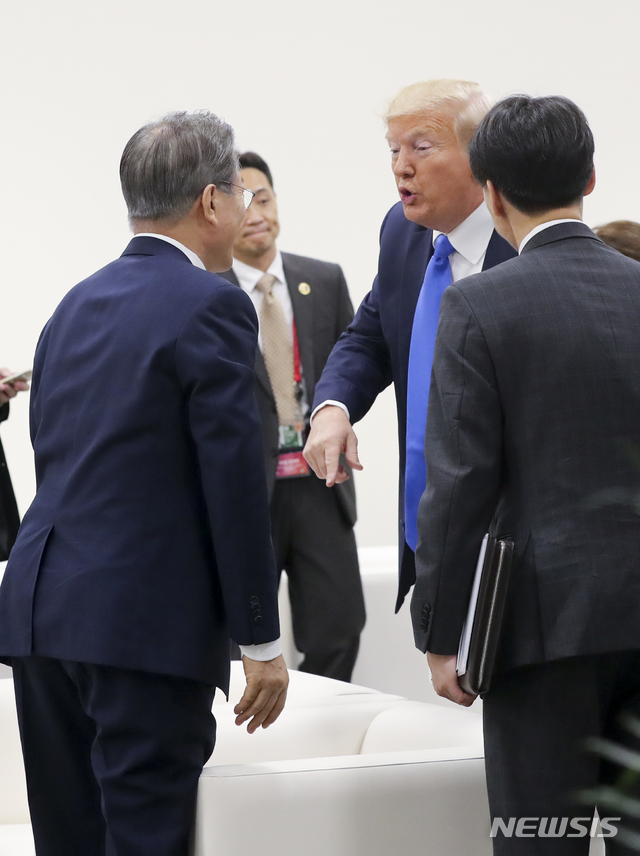 【오사카(일본)=뉴시스】전신 기자 = 문재인 대통령이 29일 오사카 국제컨벤션센터 인텍스 오사카 정상 라운지에서 도널드 트럼프 미국 대통령과 대화하고 있다. 청와대는 문 대통령이 G20 정상회의 세 번째 세션에 들어가기 전 라운지에서 커피를 마시는 중 트럼프 대통령이 다가와 "내 트윗 보셨습니까?"라고 묻고 문 대통령은 "네, 봤습니다"라고 답하니 트럼프 대통령은 "함께 노력해봅시다"라며 엄지 손가락을 올렸다고 밝혔다. 2019.06.29. photo1006@newsis.com
