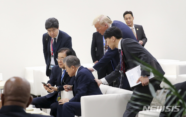 【오사카(일본)=뉴시스】전신 기자 = 문재인 대통령이 29일 오사카 국제컨벤션센터 인텍스 오사카 정상 라운지에서 도널드 트럼프 미국 대통령과 대화하고 있다. 2019.06.29. photo1006@newsis.com