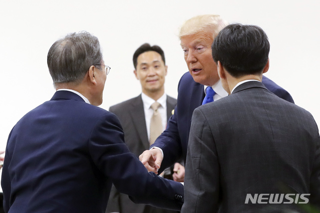 【오사카(일본)=뉴시스】전신 기자 = 문재인 대통령이 29일 오사카 국제컨벤션센터 인텍스 오사카 정상 라운지에서 도널드 트럼프 미국 대통령과 대화하고 있다.&nbsp; 청와대는 문 대통령이 G20 정상회의 세 번째 세션에 들어가기 전 라운지에서 커피 마시는 중 트럼프 대통령이 다가와 "내 트윗 보셨습니까?"라고 묻고 문 대통령은 "네, 봤습니다."고 답하니 트럼프 대통령은 "함께 노력해봅시다."라며 엄지 손가락을 올렸다고 밝혔다. 2019.06.29.&nbsp; photo1006@newsis.com 