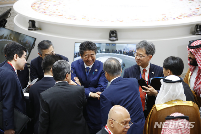 【오사카(일본)=뉴시스】박진희 기자 = 문재인 대통령이 29일 오사카 국제컨벤션센터 인텍스 오사카에서 '불평등해소 및 포용적이고 지속가능한 세계 실현'를 주제로 열린 G20 정상회의 세 번째 세션 시작에 앞서 아베 신조 일본 총리와 인사하고 있다. 2019.06.29. pak7130@newsis.com