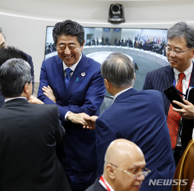【오사카(일본)=뉴시스】박진희 기자 = 문재인 대통령이 29일 오사카 국제컨벤션센터 인텍스 오사카에서 '불평등해소 및 포용적이고 지속가능한 세계 실현'를 주제로 열린 G20 정상회의 세 번째 세션 시작에 앞서 아베 신조 일본 총리와 인사하고 있다. 2019.06.29. pak7130@newsis.com