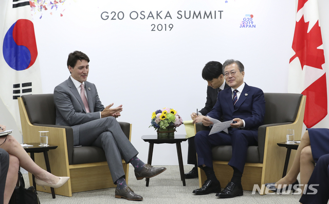 【오사카(일본)=뉴시스】박진희 기자 = G20정상회의 마지막 날인 29일 문재인 대통령이 인텍스 오사카 양자회담장에서 쥐스탱 트뤼도 캐나다 총리와 한·캐나다 정상회담을 하고 있다. 2019.06.29. pak7130@newsis.com